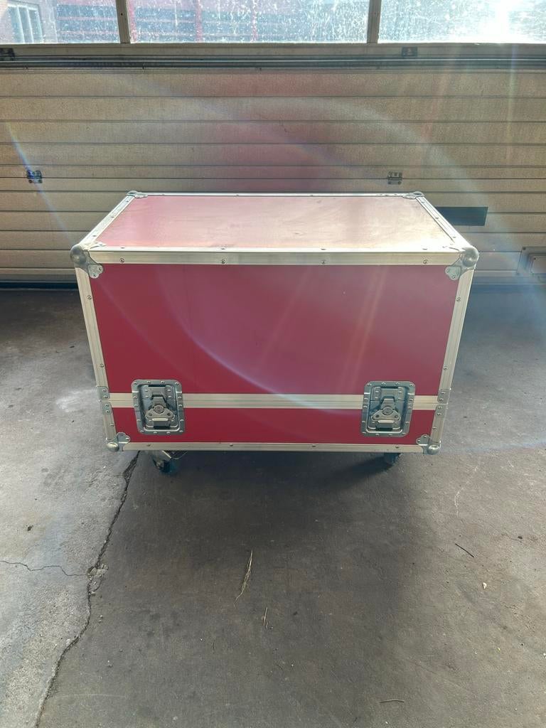 Rode flightcase op wielen stolpcase penn elcom, Ophalen, Zo goed als nieuw
