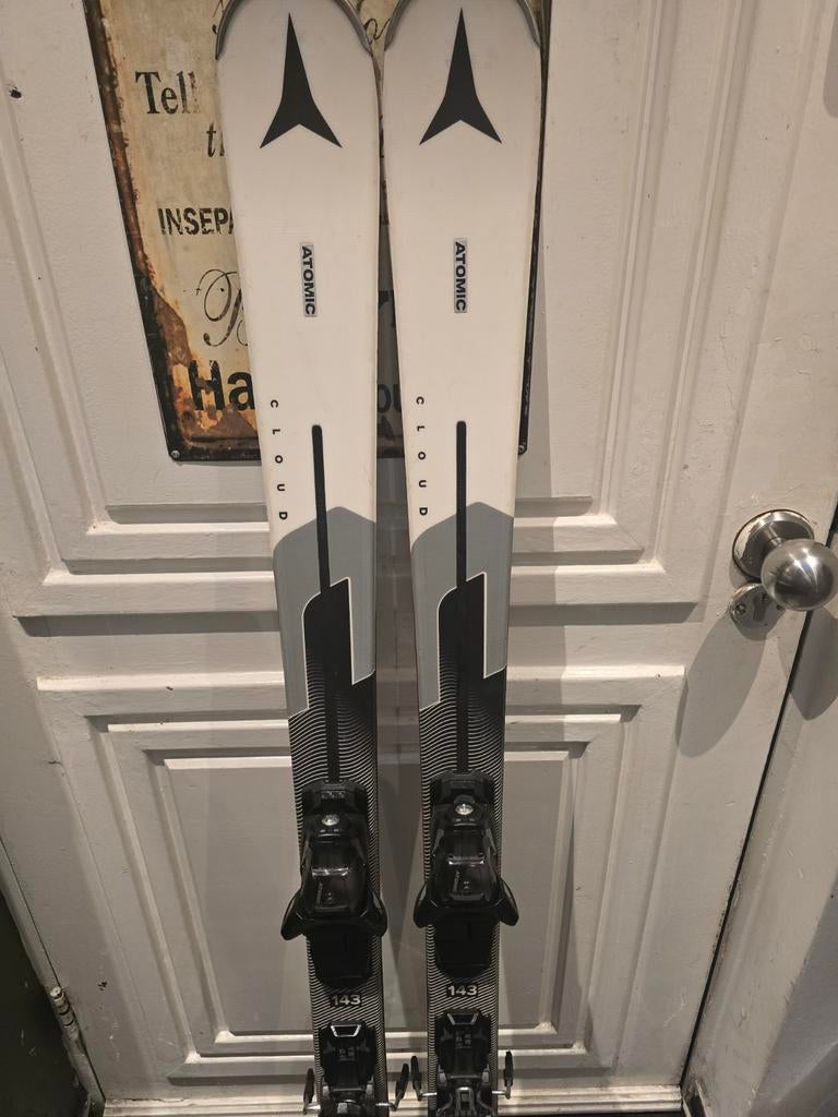 143cm ATOMIC CLOUD CLTD DAMES LIGHT CARVE SKIS, 160 tot 180 cm, Ophalen of Verzenden, Zo goed als nieuw, Carve