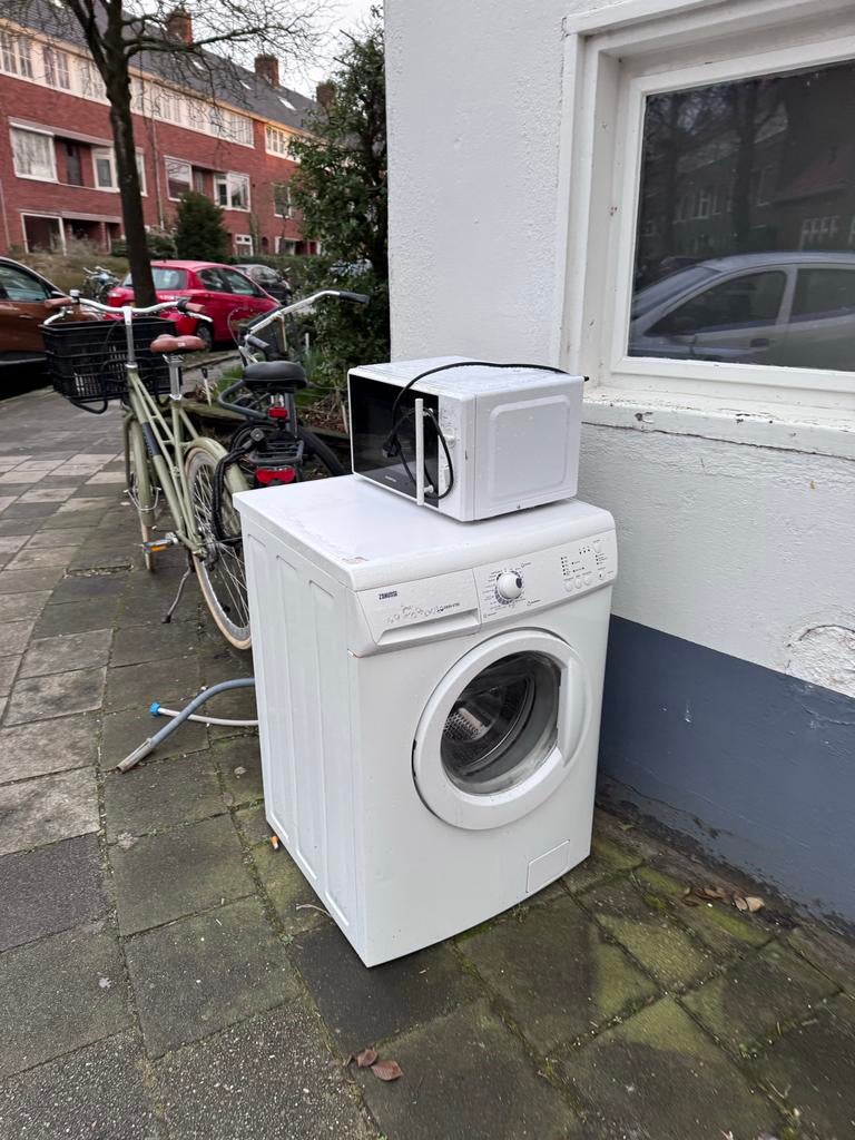 Gratis af te halen: Wasmachine (dreunt) en magnetron, Ophalen, Gebruikt, Voorlader, 85 tot 90 cm