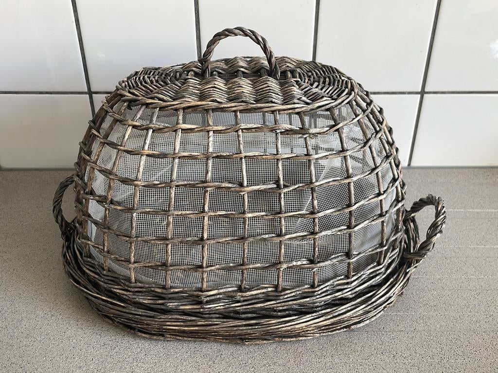 Foodcover riet met gaas stolp foodstolp food cover, Huis en Inrichting, Ophalen of Verzenden, Zo goed als nieuw