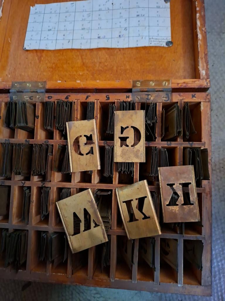 Vintage letterstempels in houten kist, Ophalen of Verzenden