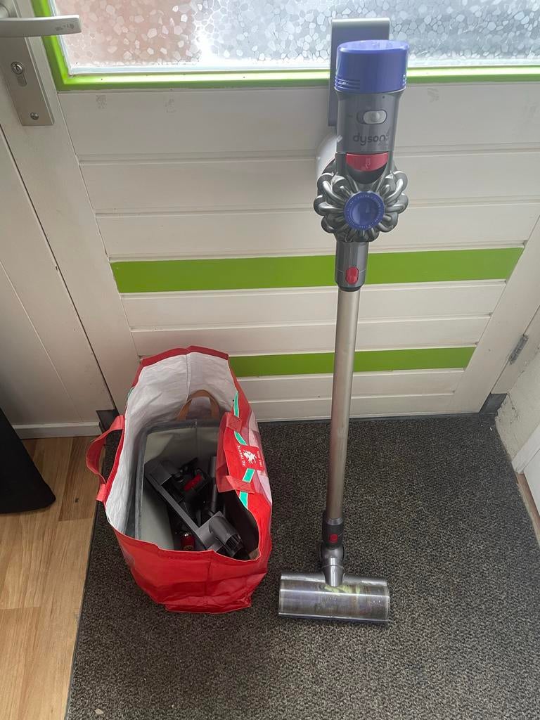 Dyson V8 Draadloze Stofzuiger met Accessoires, Gebruikt, Stofzuiger, Ophalen of Verzenden, Minder dan 1200 watt