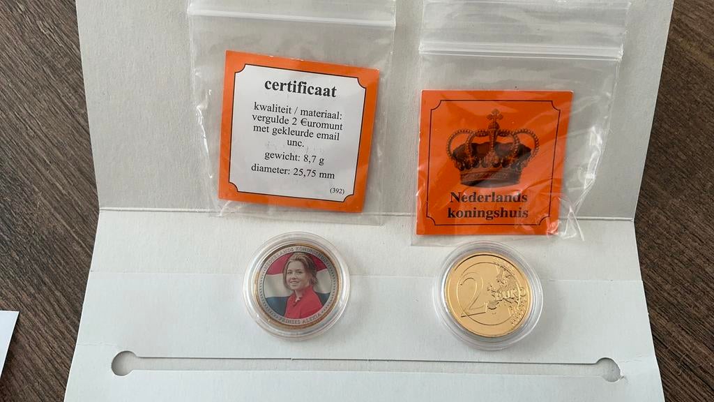 #68 2 vergulde 2 euromunten met beeld Amalia  en Alexia, Ophalen of Verzenden, Overige landen, Overige waardes