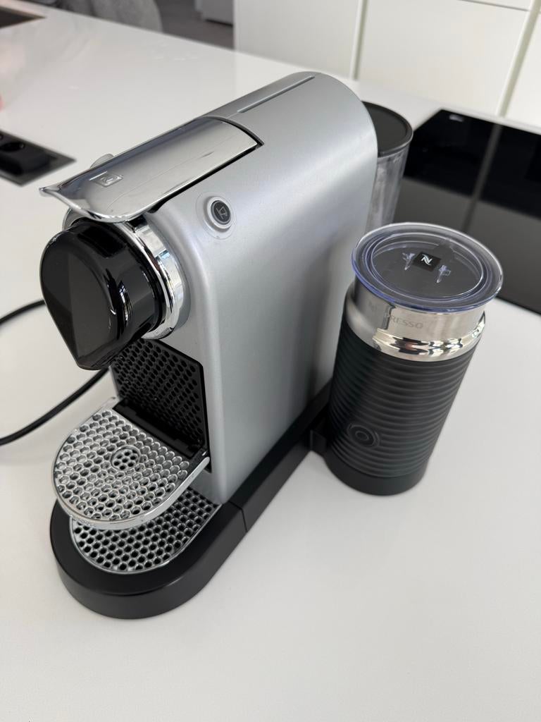 Nespresso Citiz & Milk machine, Gebruikt, Espresso apparaat, Ophalen of Verzenden, Koffiepads en cups