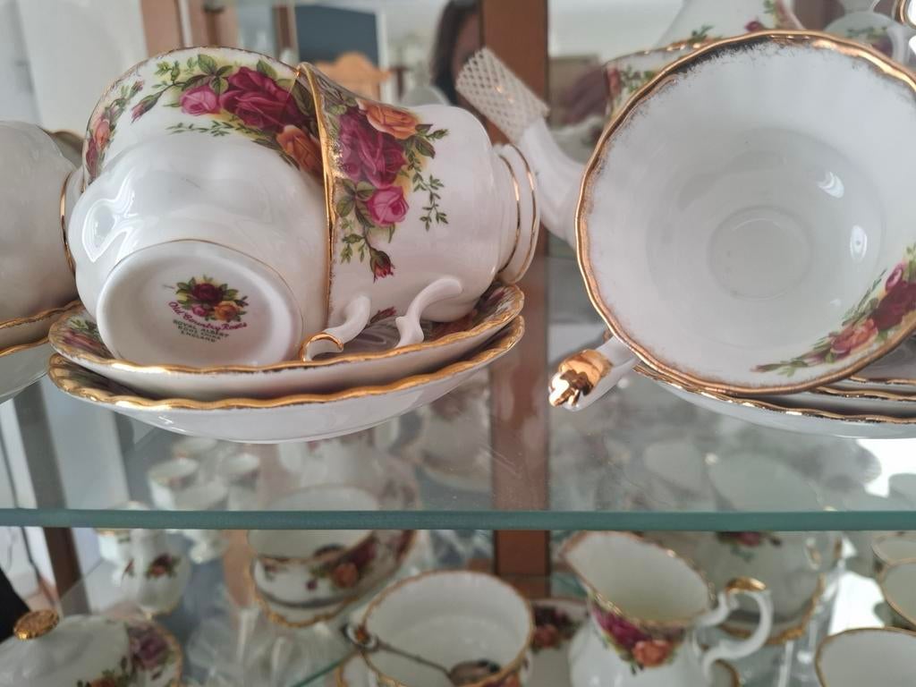 Royal Albert servies old country Roses! Met bladgouden rand., Ophalen