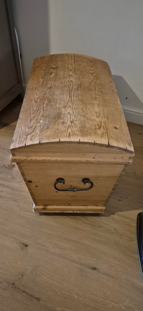 Vintage houten kist met gebogen deksel, Ophalen, Grenenhout, Gebruikt, 50 tot 100 cm