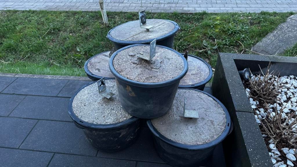 Gratis: betonnen funderingen met paalankers, Ophalen, Gebruikt