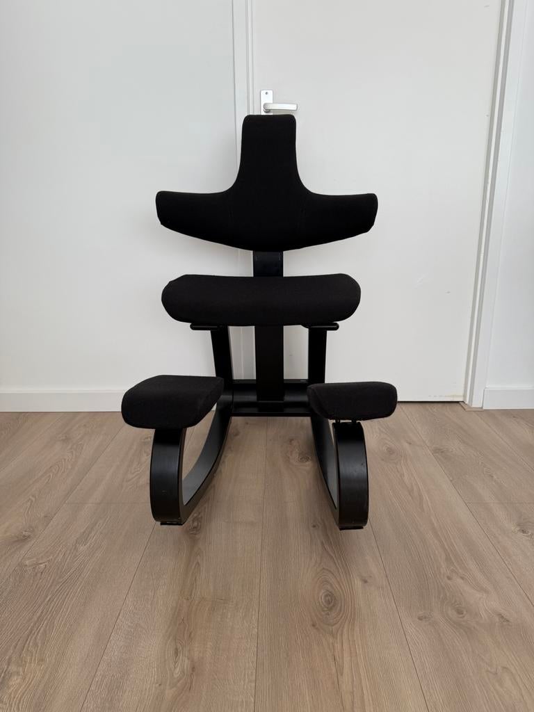 Stokke Varier Thatsit ergonomische kniestoel black on black, Ophalen of Verzenden, Zo goed als nieuw, Zwart
