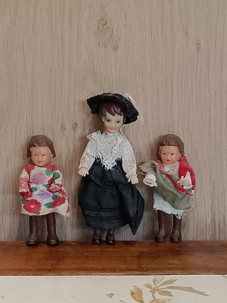 Drie  hele oude oude ari popjes poppenhuis, Verzamelen, Poppenhuizen en Toebehoren, Ophalen of Verzenden, Gebruikt, Poppenhuis
