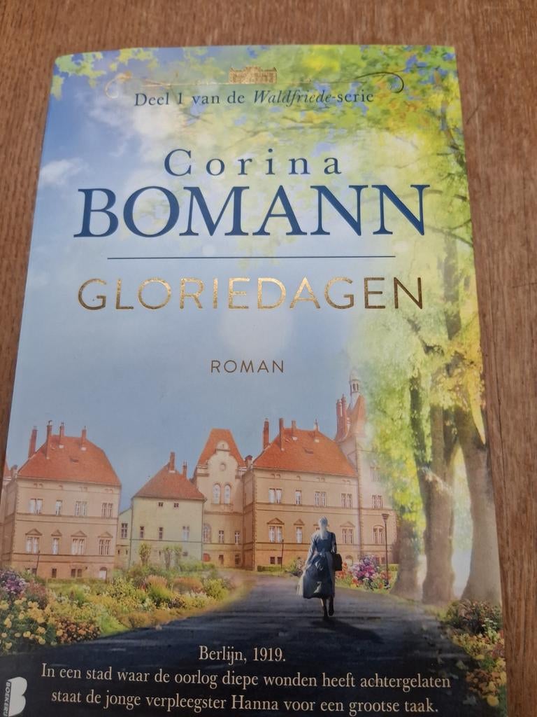 Gloriedagen - Corina Bomann (Deel 1 WaldFriede serie), Boeken, Romans, Gelezen, Nederland, Ophalen of Verzenden