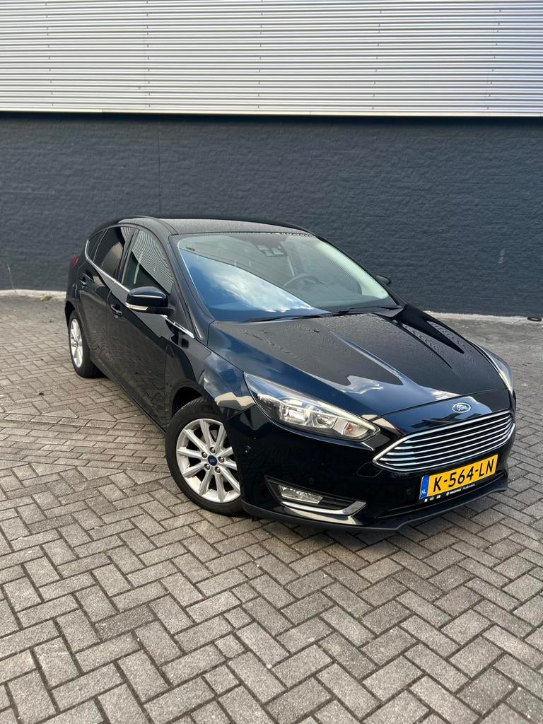Ford Focus 1.0 125pk Titanium nieuwe distributie riem, Auto's, Zwart, Zwart, Handgeschakeld, Particulier