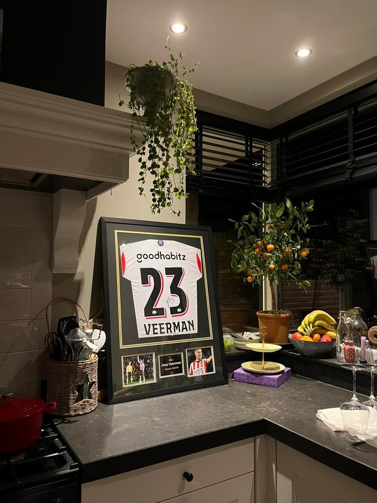 Ingelijst Gesigneerd shirt van Joey Veerman met fotobewijs, Ophalen of Verzenden, Nieuw, PSV, Shirt