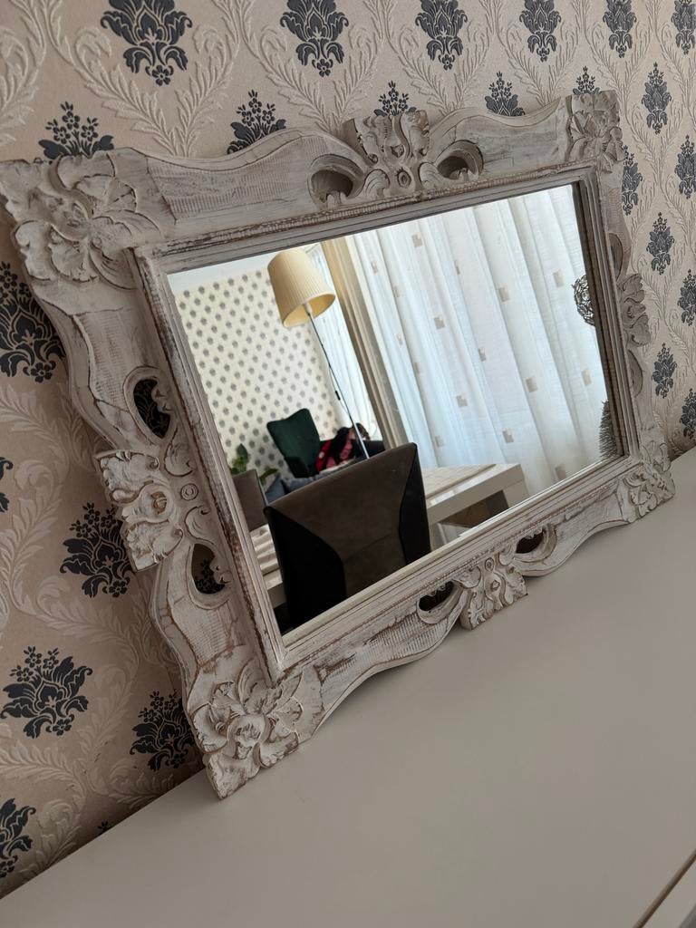 Witte spiegel met bewerkte lijst, Gebruikt, Ophalen of Verzenden, 75 tot 100 cm, Minder dan 100 cm