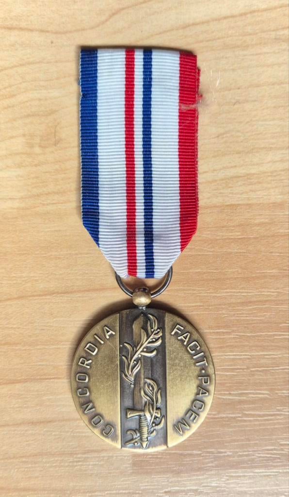 Militaire HMV medaille Nederland, Verzamelen, Militaria | Algemeen, Verzenden, Landmacht, Nederland, Lintje, Medaille of Wings