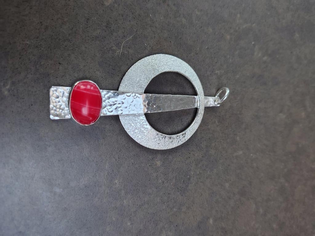 Handgemaakte zilveren hanger met rode steen, Overige voorstellingen, Nieuw, Ophalen of Verzenden, Met edelsteen