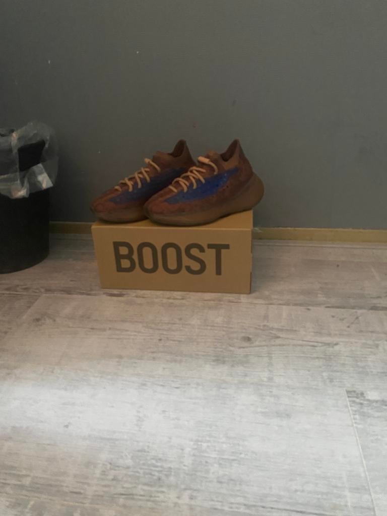 yeezy380, Bruin, Ophalen of Verzenden, Sneakers of Gympen, Gedragen
