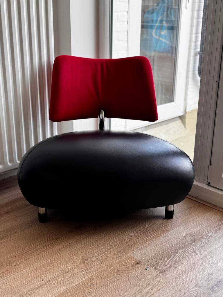 Leolux Pallone zwart leder rood suede Ma, Huis en Inrichting, Fauteuils, Design, Ophalen of Verzenden, Zo goed als nieuw, 50 tot 75 cm