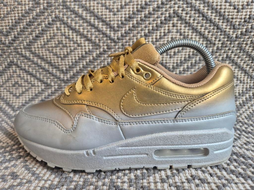 Nike Air Max 1 LX Metallic Gold Metallic Platinum 38.5, Kleding | Dames, Schoenen, Overige kleuren, Nike, Ophalen of Verzenden