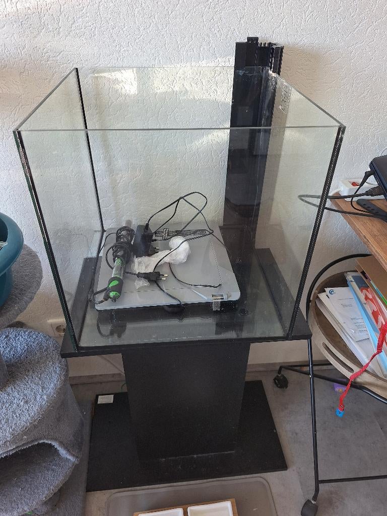 Aquarium Qubiq 60 liter inclusief standaard, Ophalen, Gebruikt, Pomp, Leeg aquarium