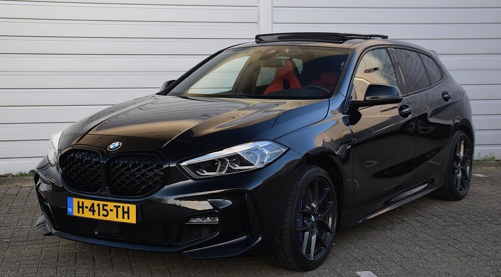 BMW 1-serie 118i High Executive Edition*1e eig*M-Pakket*Pano, Auto's, BMW, Gebruikt, Zwart, 3 cilinders, 695 kg