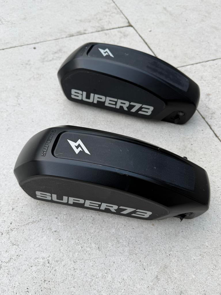 2 defecte Super 73 S2 accu's met sleutel + 2 goede laders, Fietsen en Brommers, Ophalen of Verzenden, Gebruikt