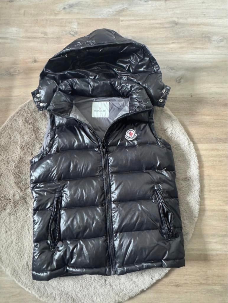 Moncler bodywarmer met capuchon, Verzenden, Zo goed als nieuw, Maat 38/40 (M), Zwart