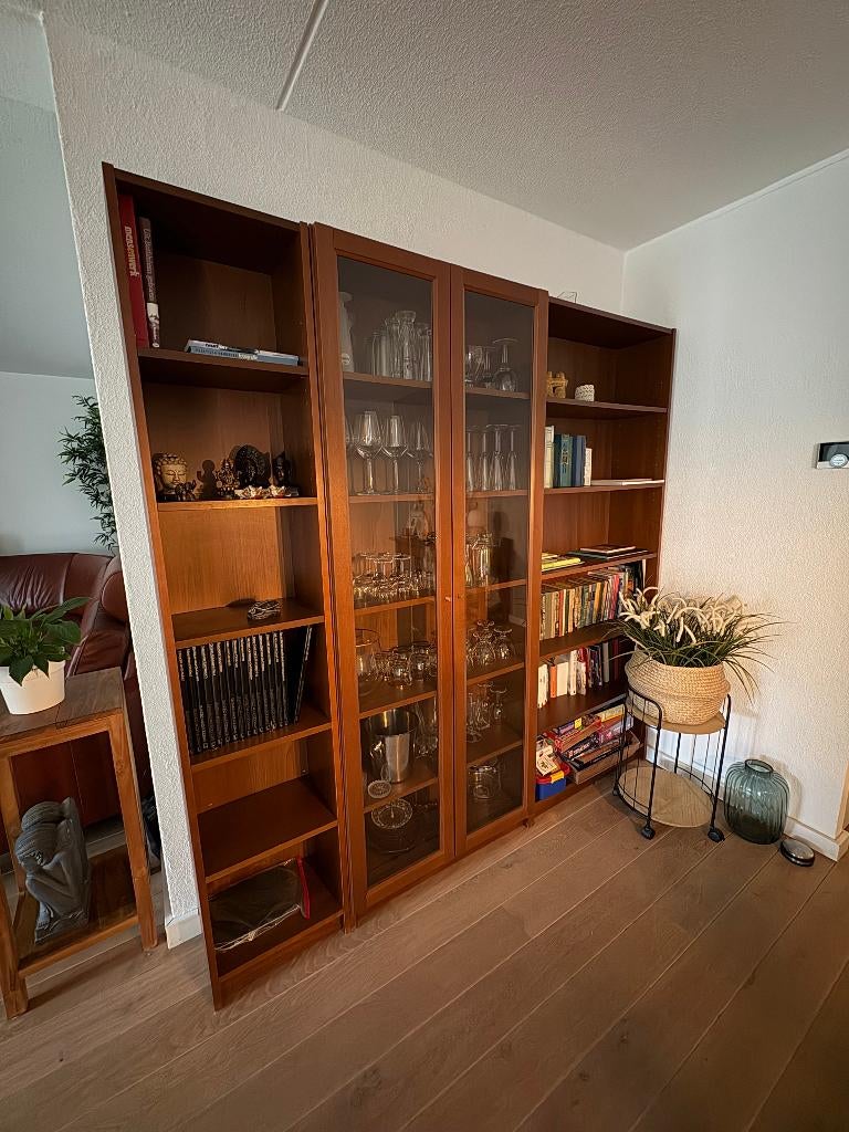 Ikea vitrine/boeken kastenwand bruin 201x28 cm, Huis en Inrichting, Kasten | Vitrinekasten, Zo goed als nieuw, 200 cm of meer