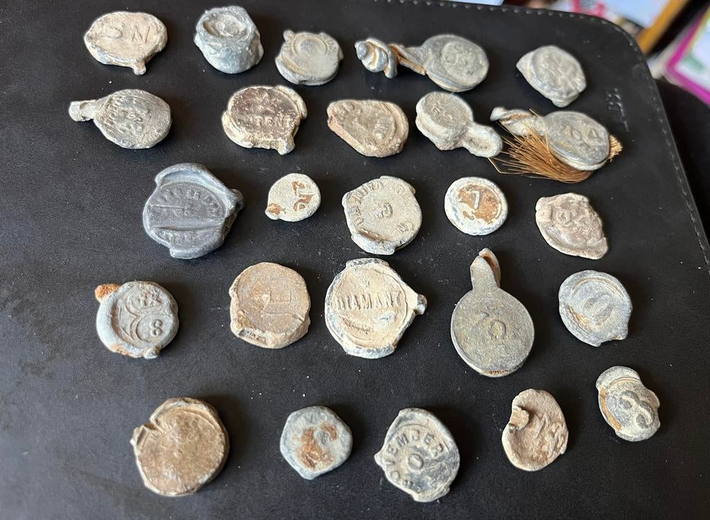 Bodemvondst….18e eeuws (Laken?) loodjes - 15 euro, Ophalen of Verzenden