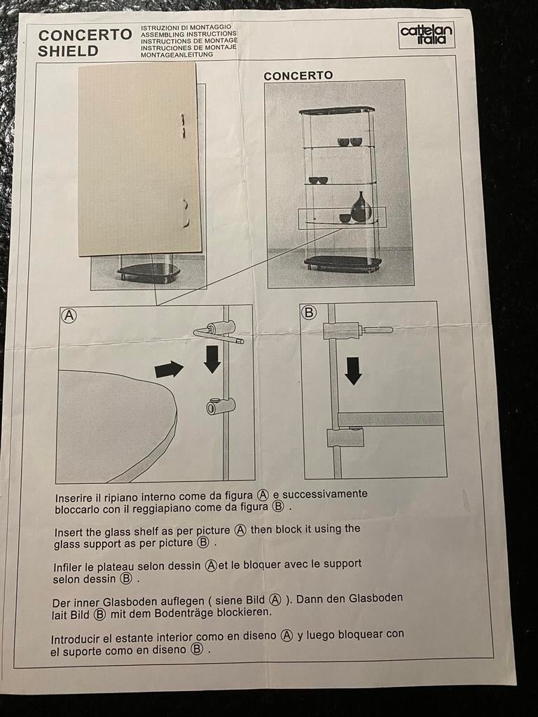 Glass display unit/ vitrine with the lock, Huis en Inrichting, Kasten | Vitrinekasten, Ophalen, Gebruikt, 50 tot 100 cm, Glas