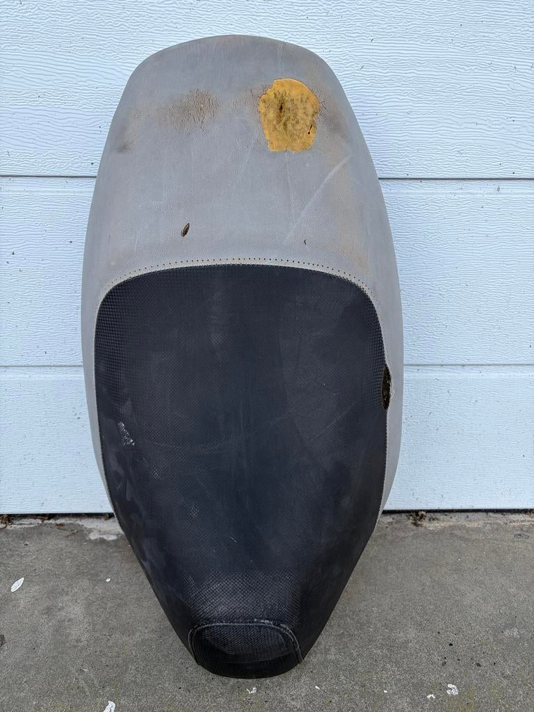 Zadel Peugeot Vivacity - beschadigd zitvlak, slot werkend, Ophalen, Gebruikt, Zadel, Peugeot