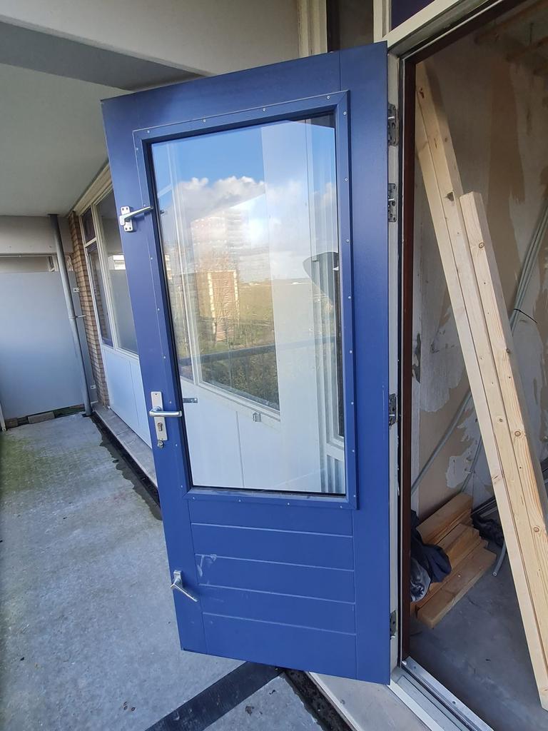 Te koop aangeboden partij voordeuren / achterdeuren, Deurkozijn, Zo goed als nieuw, Hout, Ophalen