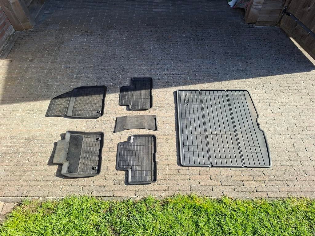 Rubberen Mattenset Volvo XC40 voor en achter + Kofferbak, Ophalen of Verzenden, Gebruikt