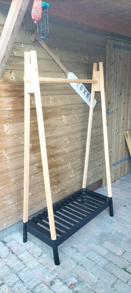 Houten kledingrek met zwart onderstel, Kleding | Dames, Kledingrekken, Ophalen