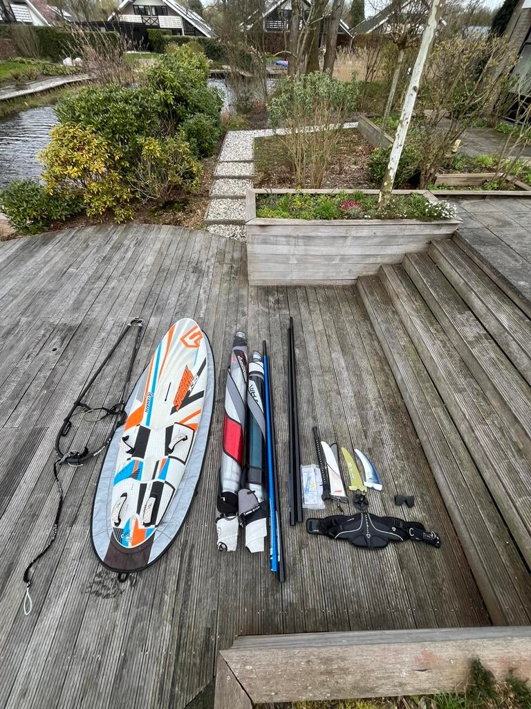 Fanatic Shark 135L complete windsurfset met 2 zeilen, Ophalen, Gebruikt, Complete set, Met draagtas