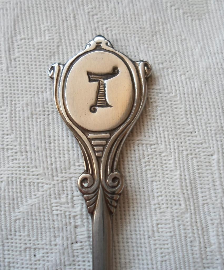 Lepeltje Letter T., Ophalen of Verzenden, Zo goed als nieuw, Metaal, Bestek