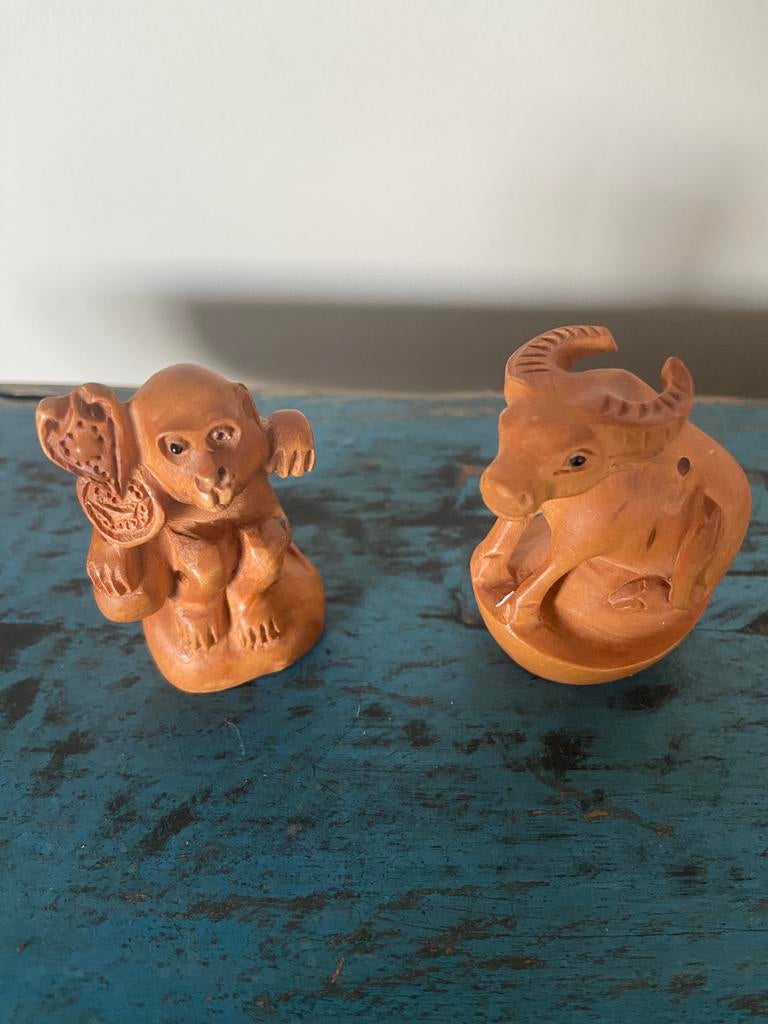 Prachtige houten Japanse netsuke’s aap en waterbuffel, Antiek en Kunst, Kunst | Beelden en Houtsnijwerken, Ophalen of Verzenden