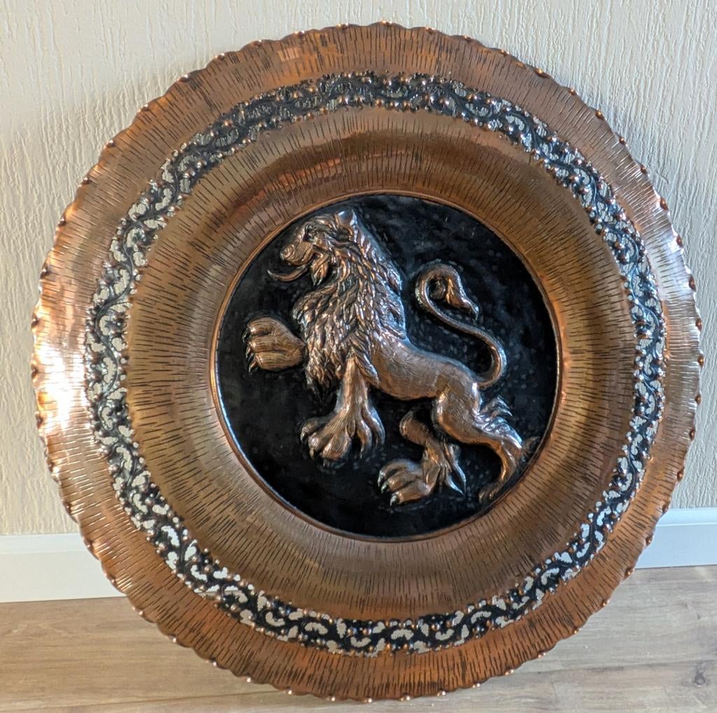 Heel groot en vermoedelijk antieke brons of messing wandbord, Ophalen of Verzenden