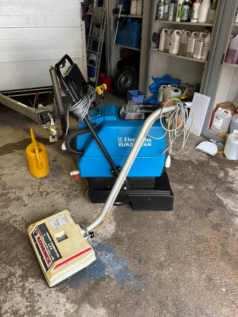 Tapijt reiniger en andere schoonmaak machines, Ophalen, Zo goed als nieuw