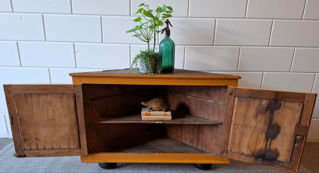 Vintage/Brocante houten hoekkast, Antieke oker gele kast, Ophalen