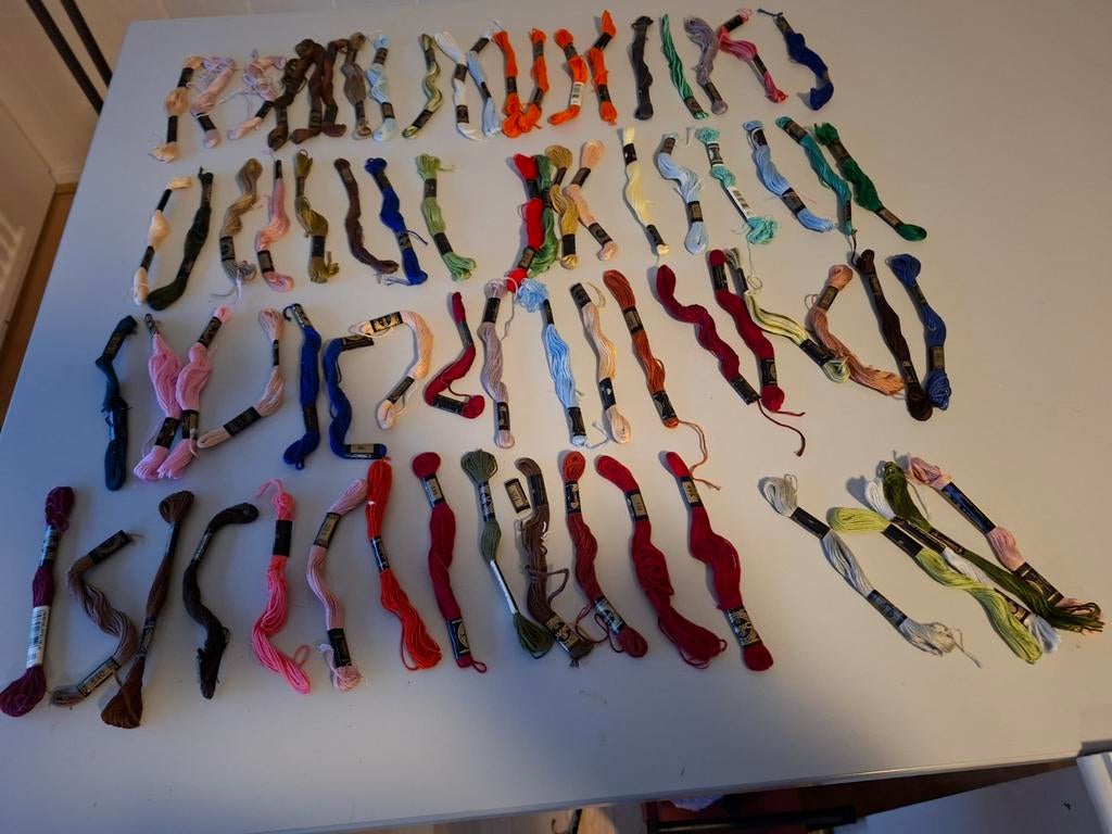 74 stuks DMC borduur zijde, Ophalen of Verzenden, Borduurgaren of Zijde