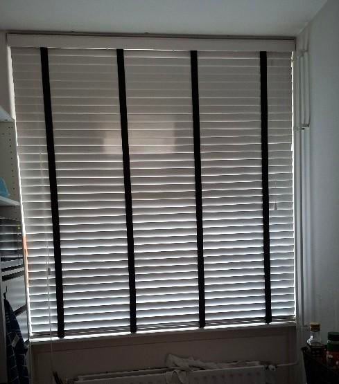 Houten Jaloezieën. Wit met zwarte banden., Zwart, 150 tot 200 cm, Ophalen of Verzenden, Zo goed als nieuw