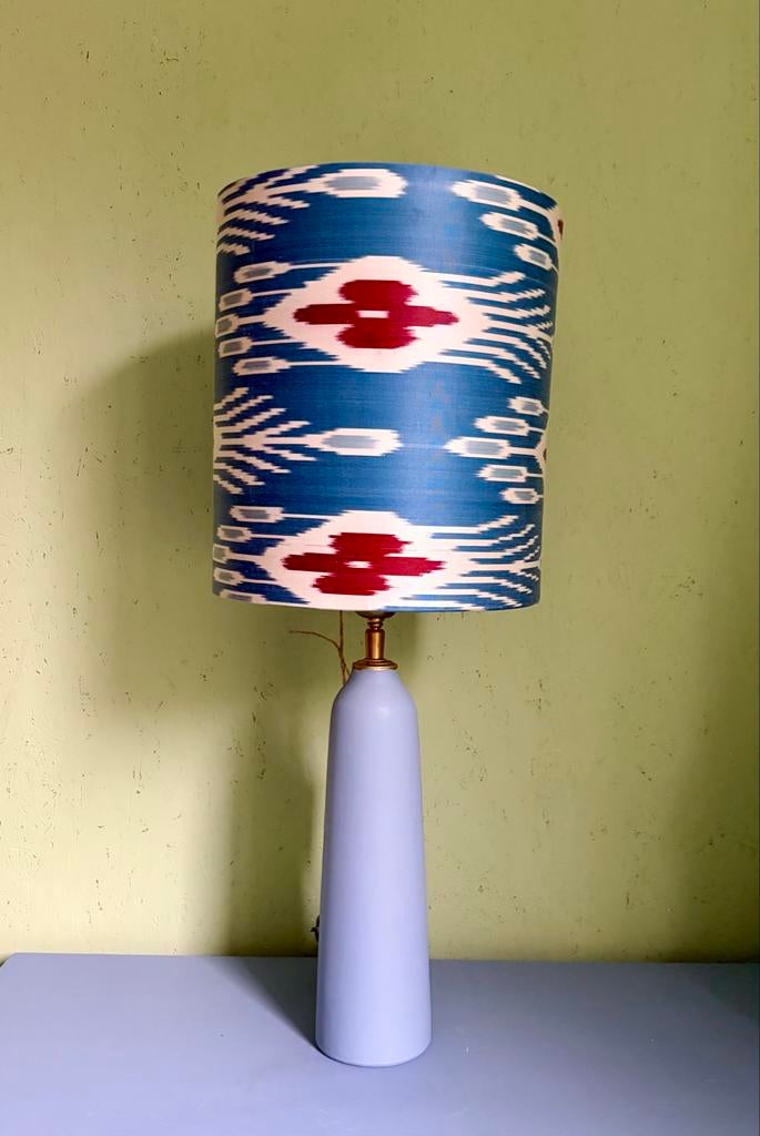 Ikat lampenkap met keramieke lampenvoet, Huis en Inrichting, Lampen | Tafellampen, Ophalen of Verzenden, Gebruikt, Stof, 50 tot 75 cm
