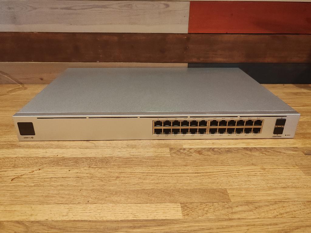 Ubiquiti Unifi USW-Pro-24-PoE, Gebruikt, Ekkersrijt 3102, 5692CC Eindhoven, Ubiquiti, Ophalen of Verzenden