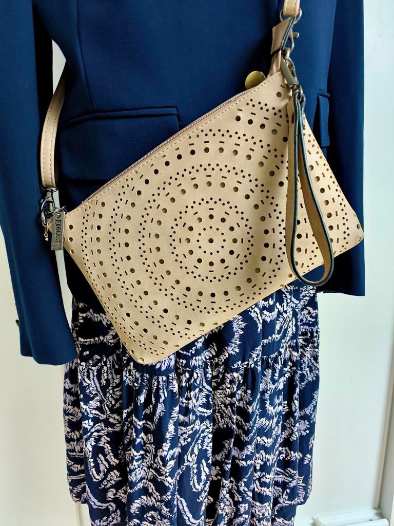 Stijlvol beige crossbody tasje - Nieuw!, Sieraden, Tassen en Uiterlijk, Tassen | Damestassen, Nieuw, Schoudertasje, Beige, Ophalen of Verzenden