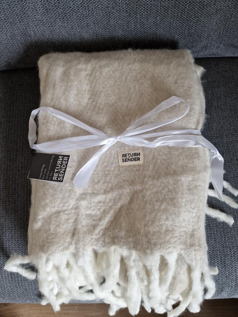 Return to Sender Plaid - L130 x B170 cm - beige - ecru, Huis en Inrichting, Woonaccessoires | Plaids en Woondekens, Ophalen of Verzenden