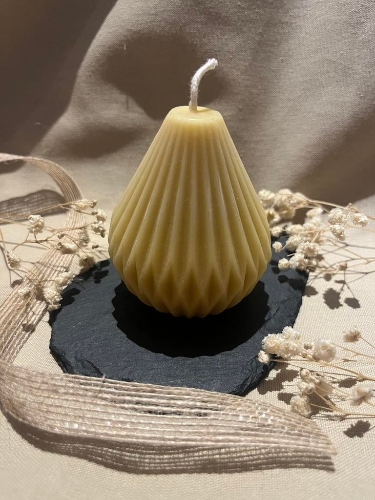 Handgemaakte geometrische peerkaars 100% bijenwas, Ophalen of Verzenden, Nieuw, Overige materialen, Minder dan 25 cm