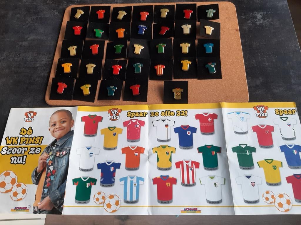 WK 2010 VOETBAL PINS SHIRTS VAN ALLE DEELNEMENDE LANDEN, Hobby en Vrije tijd, Gezelschapsspellen | Bordspellen, Ophalen of Verzenden