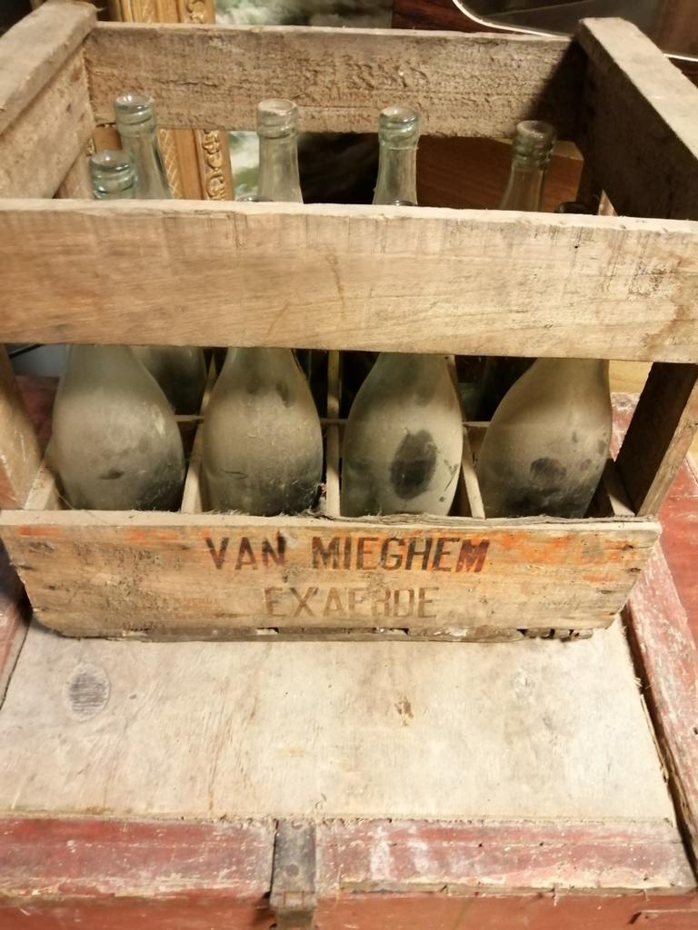 ZEER OUD KRAT MET OUDE FLESSEN IN MOOIE GELEEFDE STAAT., Ophalen