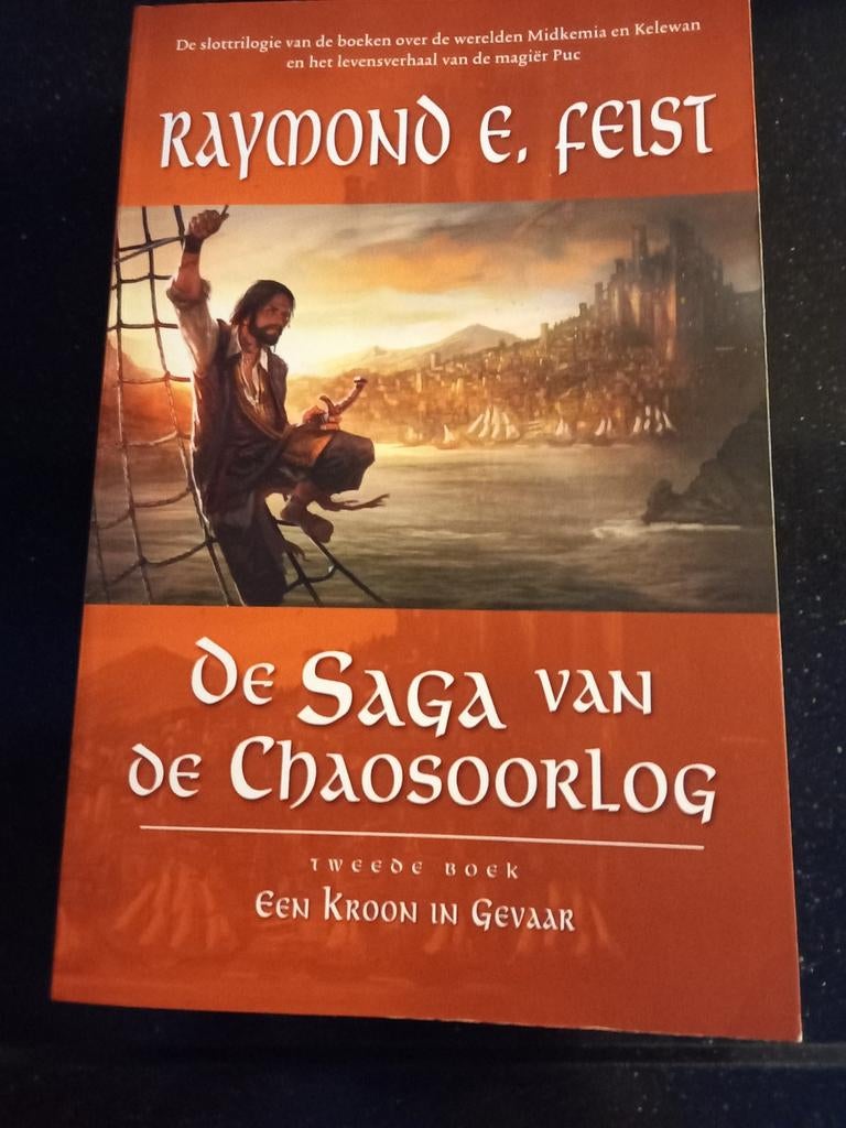 Raymond E. Feist - Een kroon in gevaar, Boeken, Fantasy, Ophalen of Verzenden, Zo goed als nieuw, Raymond E. Feist