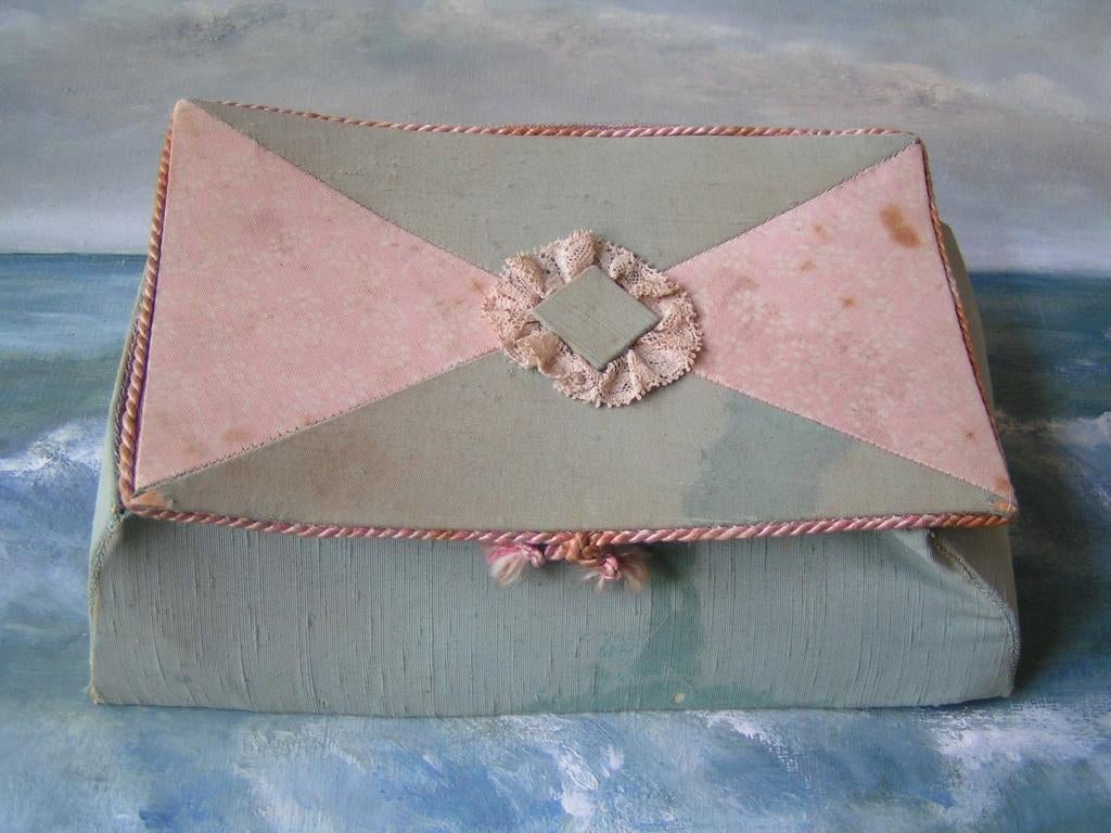 met zijde bekleed kartonnen doosje nr WW 1099, Antiek en Kunst, Curiosa en Brocante, Verzenden